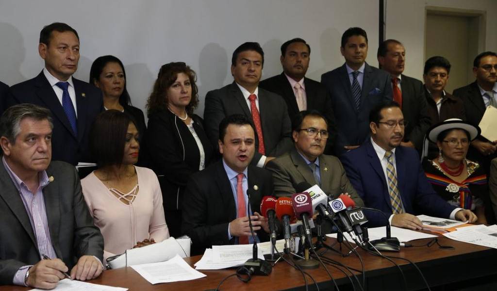 Bloques legislativos inician proceso de juicio político a Gustavo Jalkh