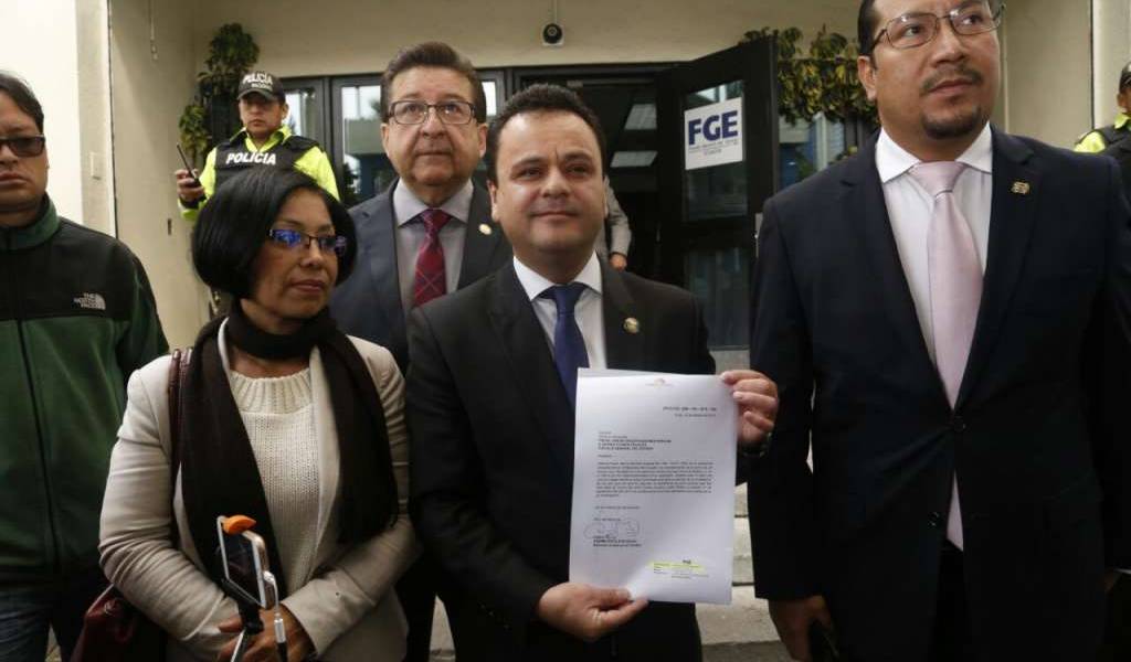 Asambleísta Esteban Bernal entrega en Fiscalía pruebas contra Gustavo Jalkh