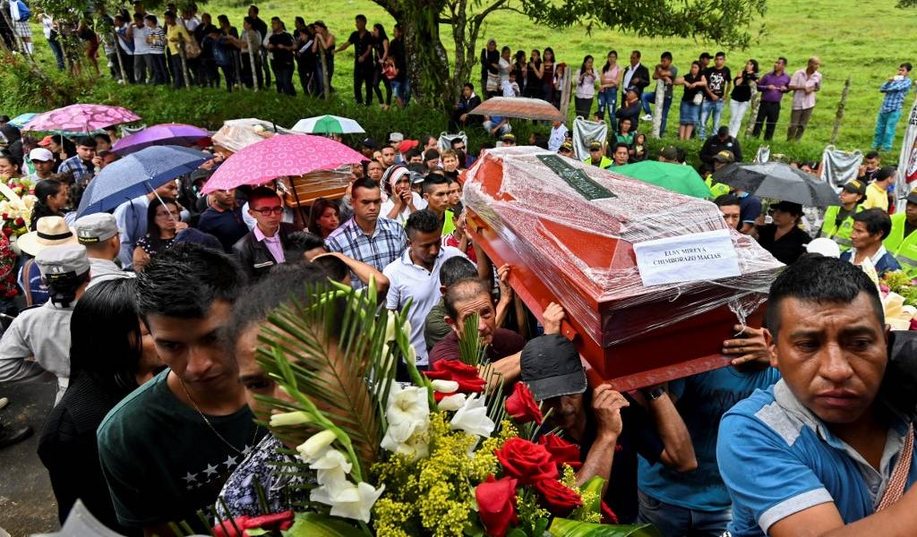 17 muertos y 13 desaparecidos por deslave en Colombia