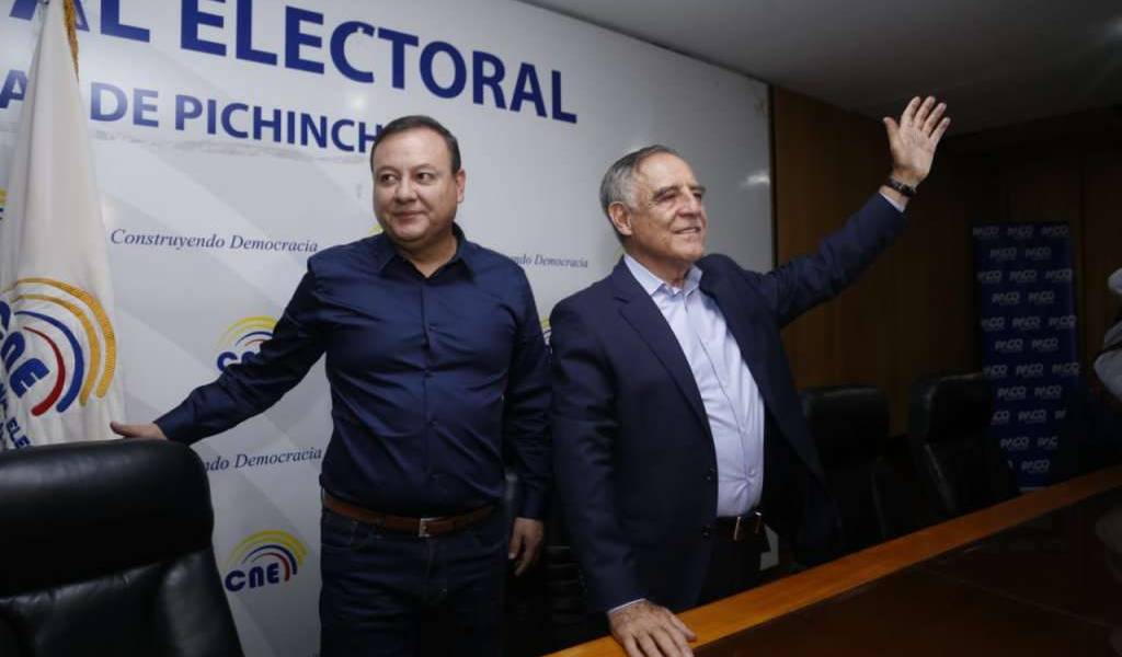 Moncayo y Zapata inscriben candidaturas en CNE