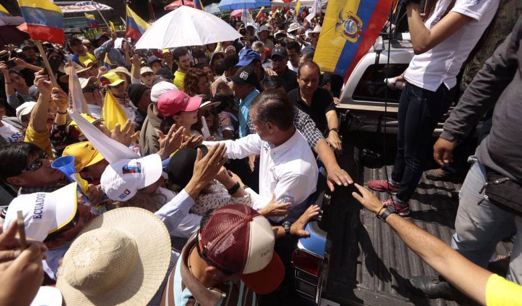 Actores políticos y simpatizantes continúan tercer día de vigilia en Quito
