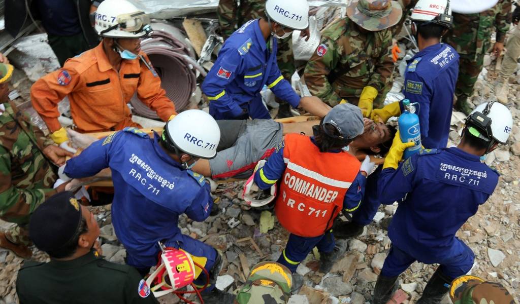 Suben a 28 los muertos en edificio derrumbado en Camboya