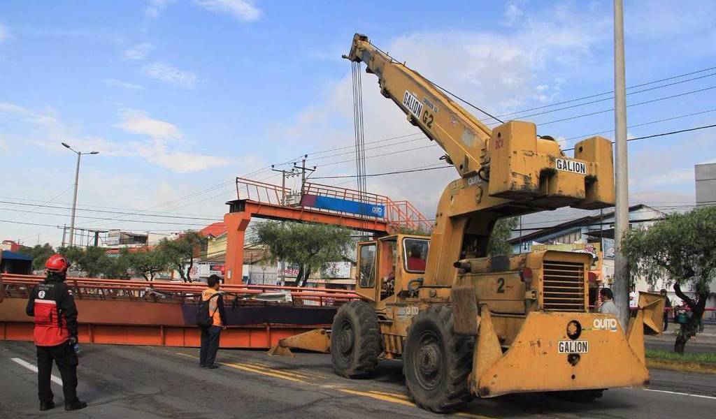 Autoridades repondrán en 30 días el puente peatonal de avenida en Quito