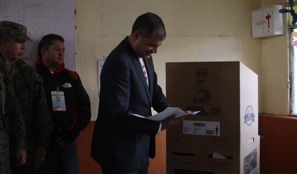 Presidente Correa ejerció su derecho al voto en la escuela San Francisco de Quito