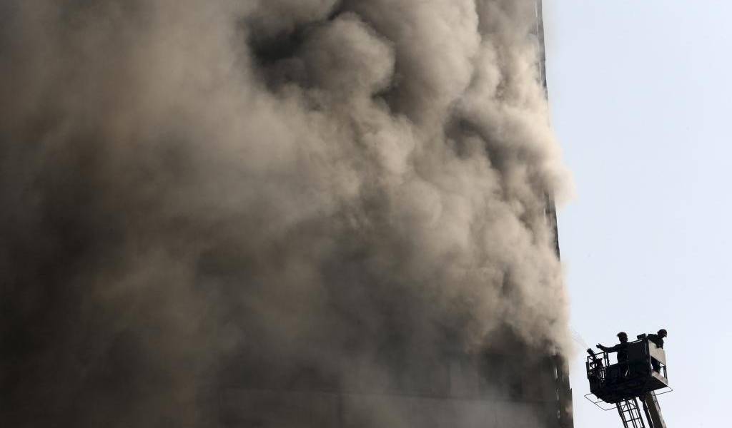 Más de 20 bomberos atrapados bajo edificio derrumbado en Irán