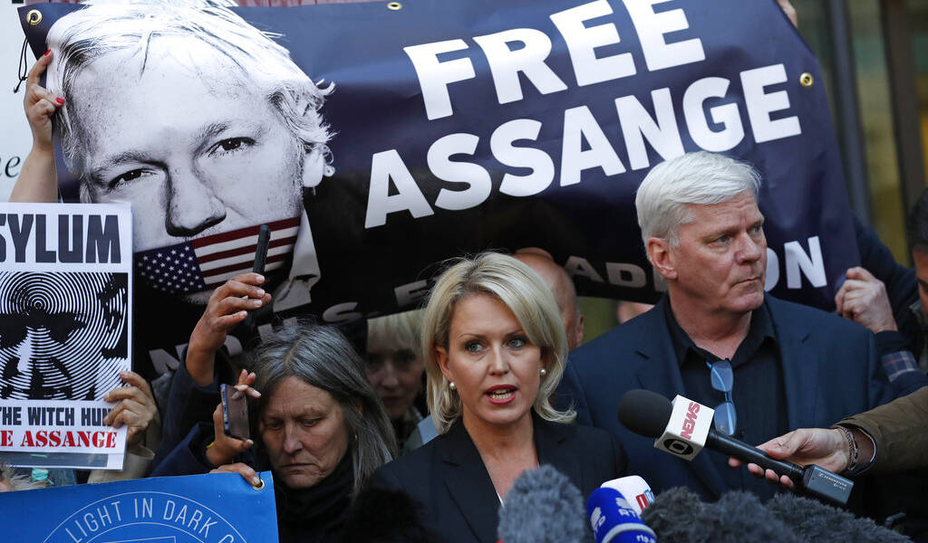 Exdiplomáticos respaldan a Moreno sobre Assange