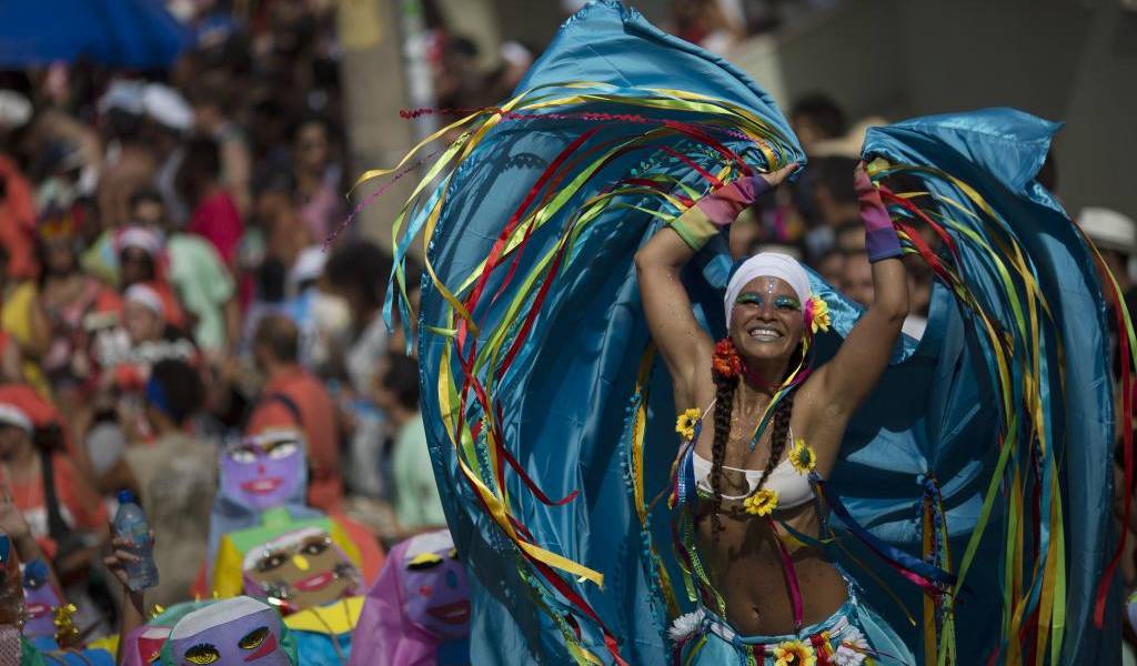 Río de Janeiro desafía la crisis con samba y humor en su tradicional festival