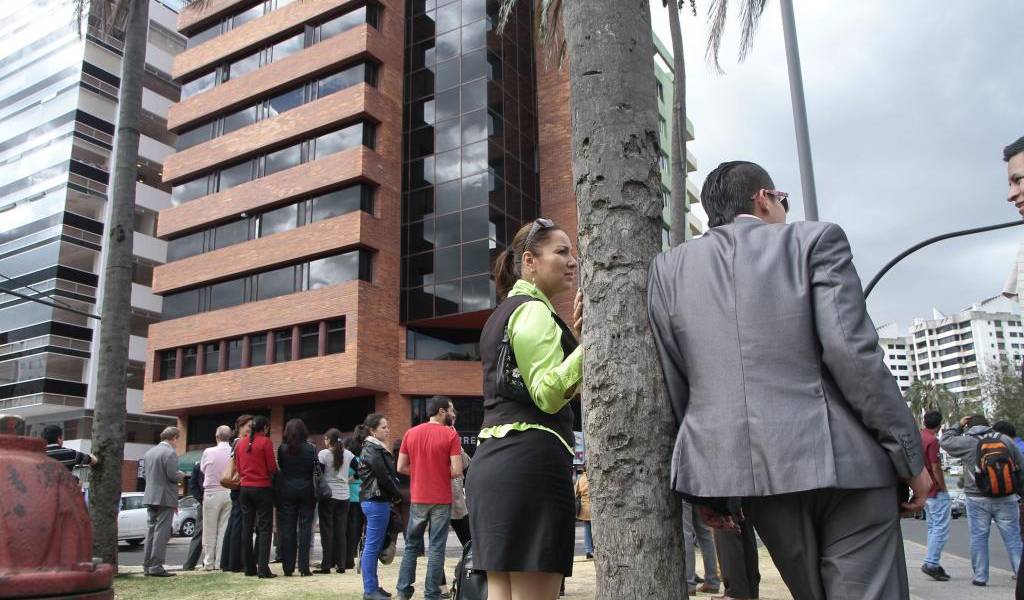 Varios edificios fueron evacuados en el norte de Quito tras el sismo