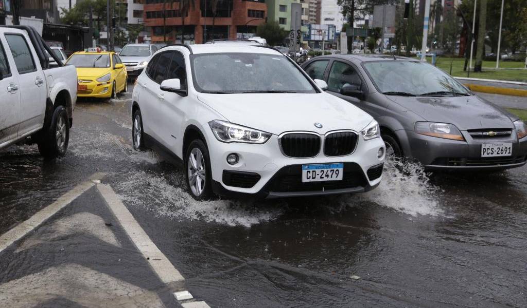 Cierran Av. Mariscal Sucre por acumulación de agua tras nueva lluvia en Quito
