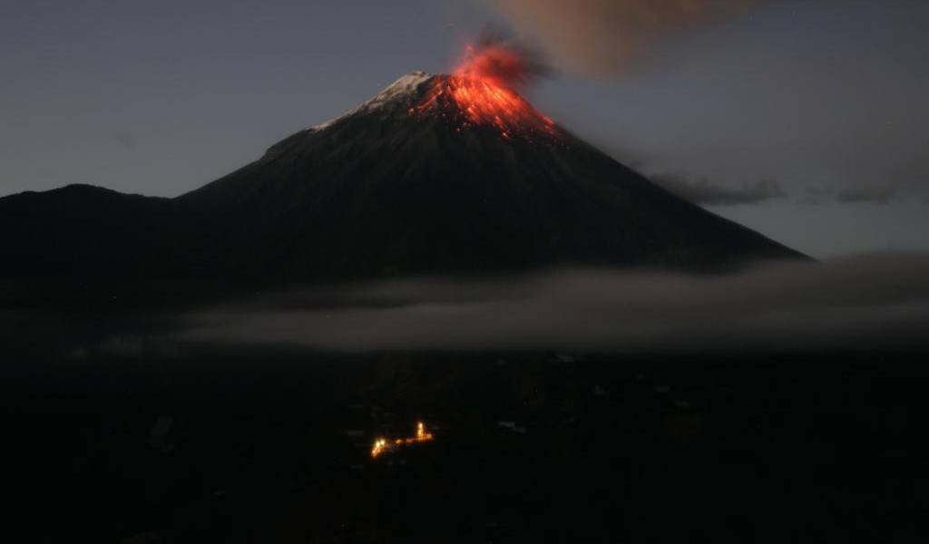 El Tungurahua reanima actividad con explosiones y flujos de lava