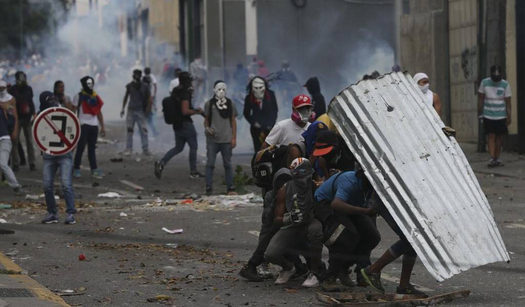 Antimotines y manifestantes se enfrentan en marcha opositora en Venezuela