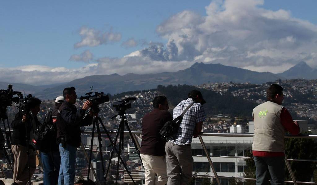 Volcán Cotopaxi mantiene emisión de ceniza y alerta amarilla