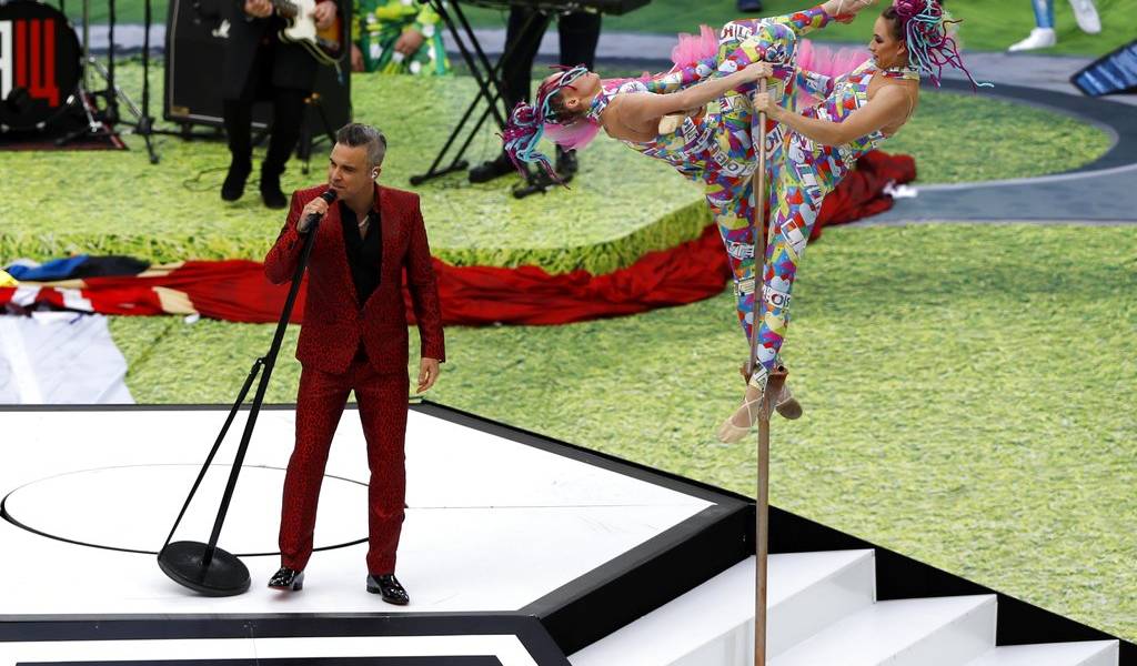 Robbie Williams hace gesto obsceno en ceremonia de inauguración