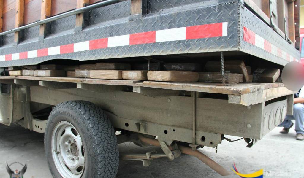 Decomisan 160 paquetes de cocaína oculta en el doble fondo de una camioneta
