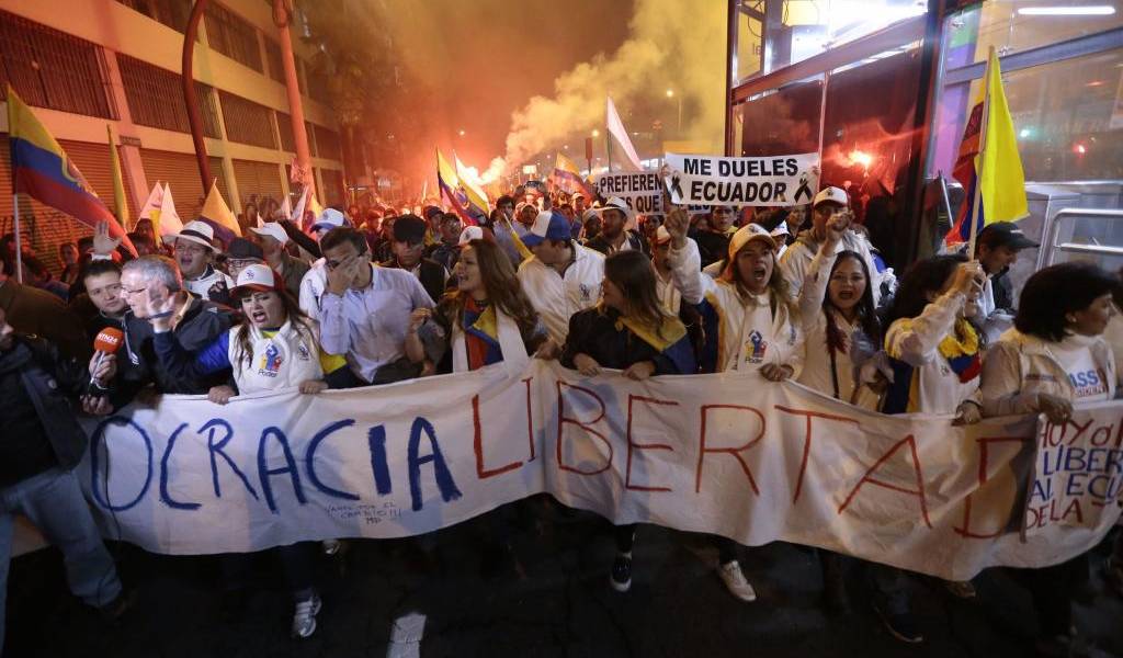 Militantes de alianza CREO-SUMA marcharon en Quito contra resultados electorales