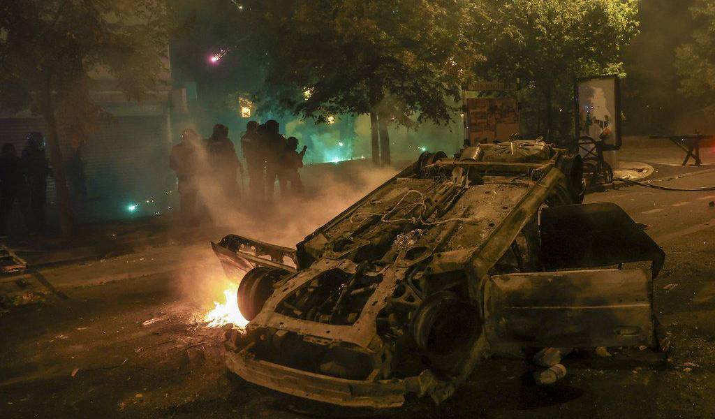 Francia: 500 edificios y miles de vehículos incendiados en el tercer día de disturbios en varias ciudades