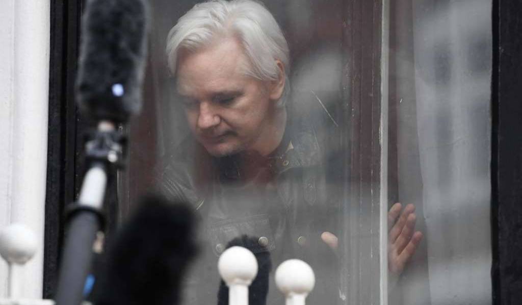 CNN: Assange usó embajada para interferir en EE.UU.