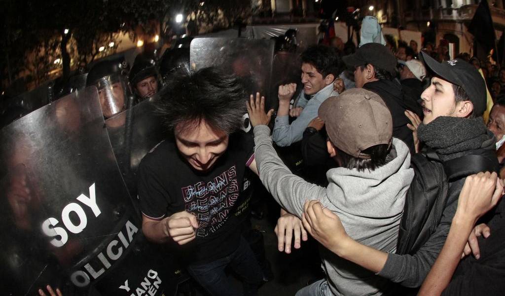 Para Correa, la Policía debió reaccionar contra agresores en las marchas