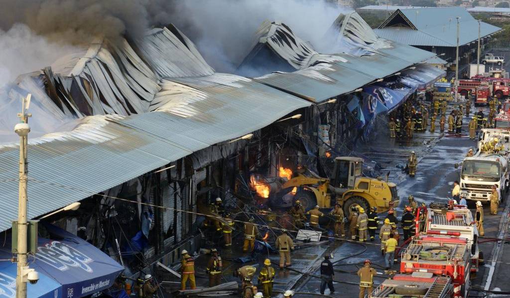 Guayaquil: millonarias pérdidas deja incendio en mercado de transferencia