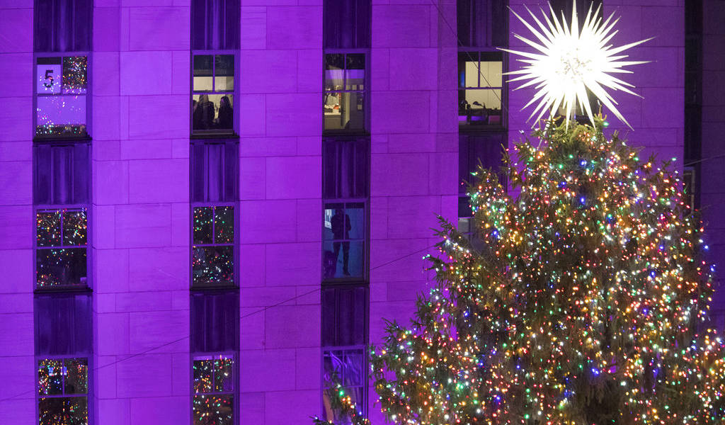 NYC inicia la Navidad iluminando árbol de Rockefeller Center