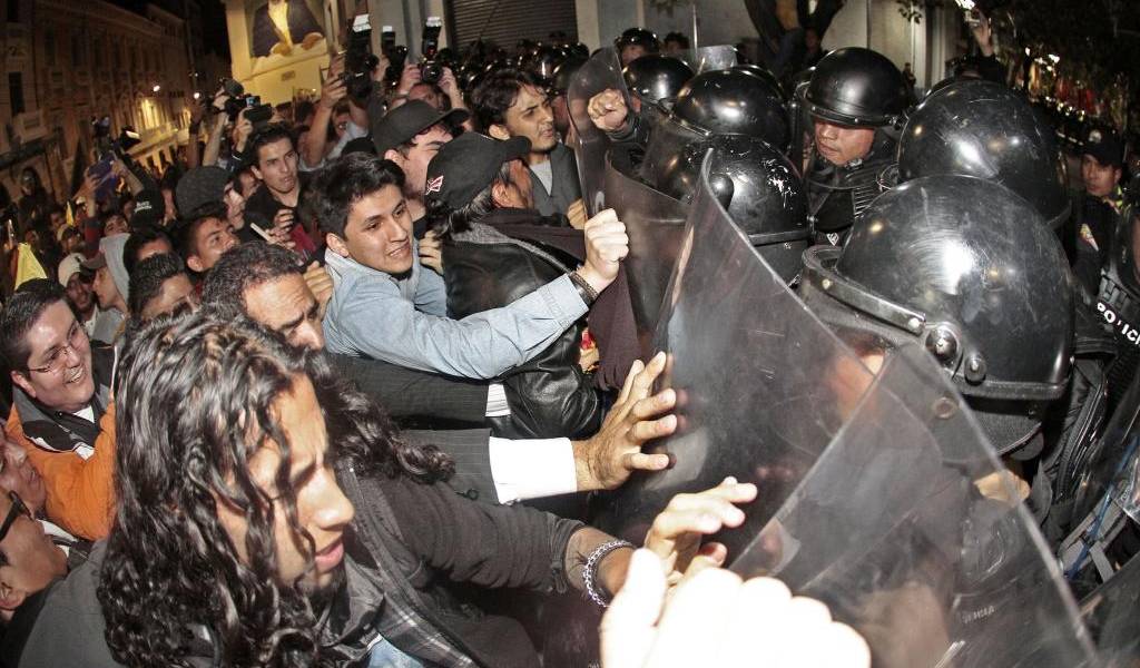 Para Correa, la Policía debió reaccionar contra agresores en las marchas