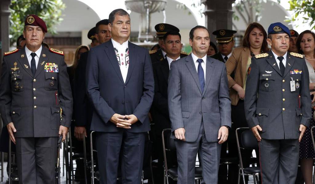 Presidente Rafael Correa renuncia a edecanes militares