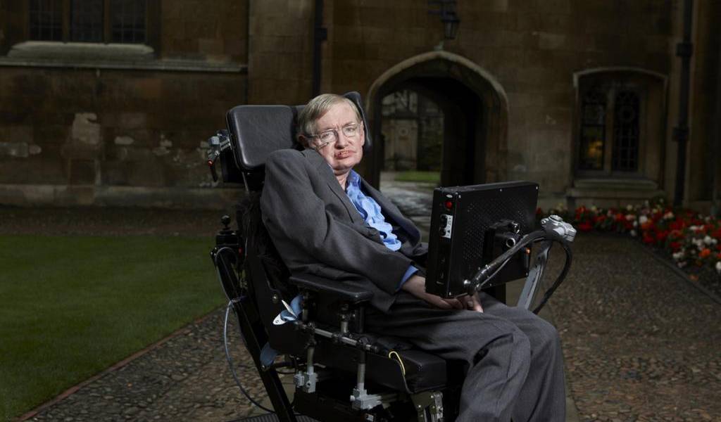 Holograma de Stephen Hawking dicta conferencia científica