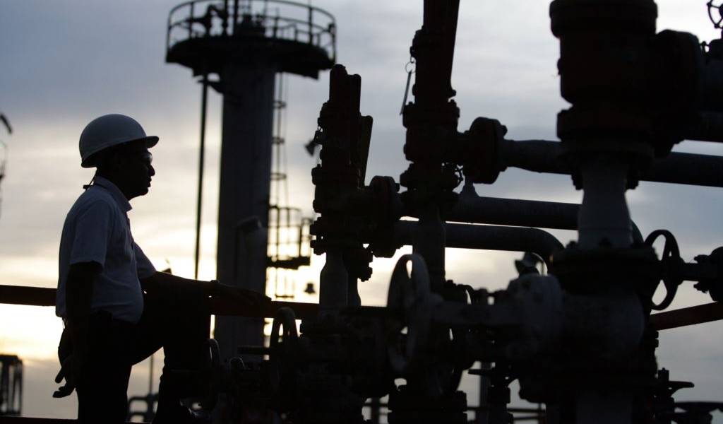 El petróleo cayó fuertemente en Nueva York, deprimido por producción de EEUU y OPEP