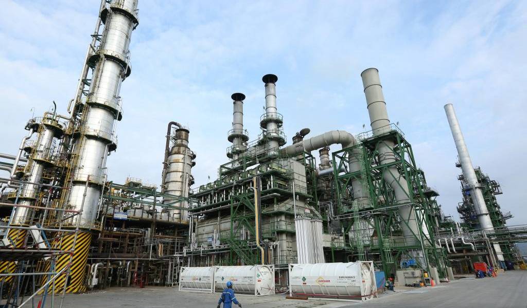 Ecuador busca construir una nueva refinería