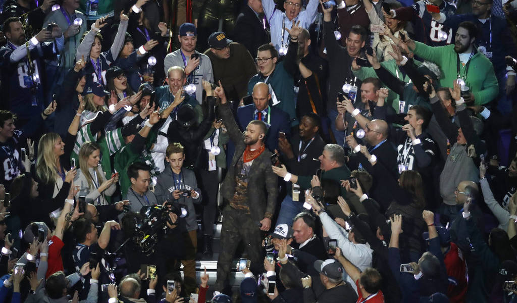 Joven se hace famoso por selfie con Timberlake en Super Bowl