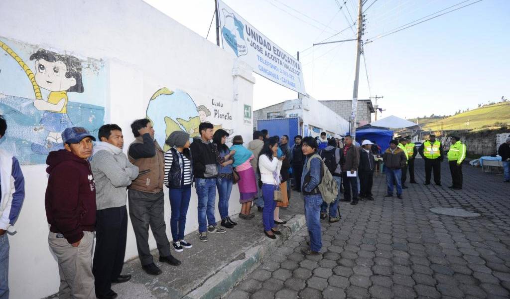 Ecuador elige este domingo entre seguir en el socialismo o girar a la derecha