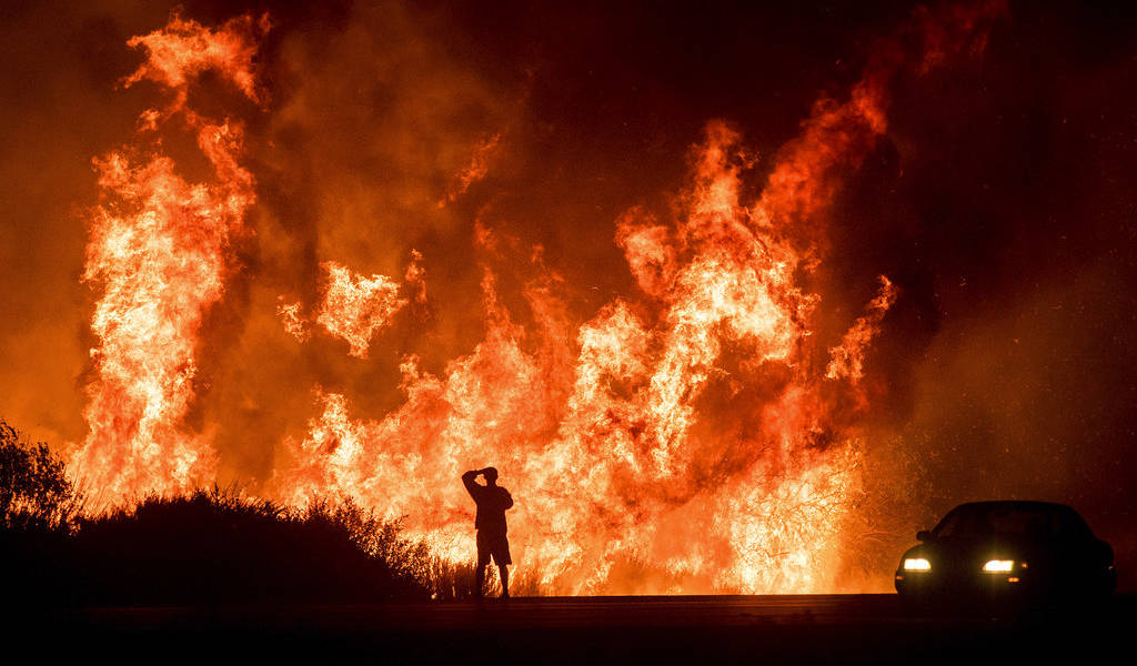 Frenan propagación de los incendios en California