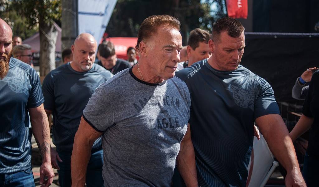 Atacan por la espalda a Arnold Schwarzenegger