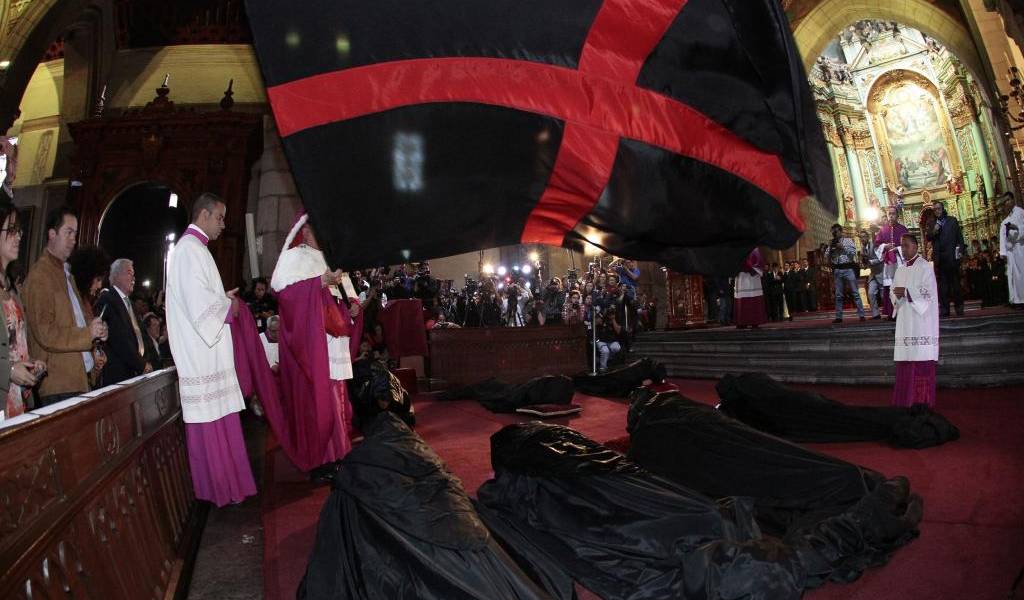 Quito vivió el fúnebre ritual del Arrastre de Caudas