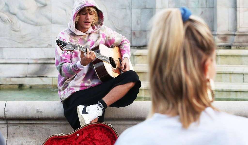 Justin Bieber hace serenata a su novia en plena calle