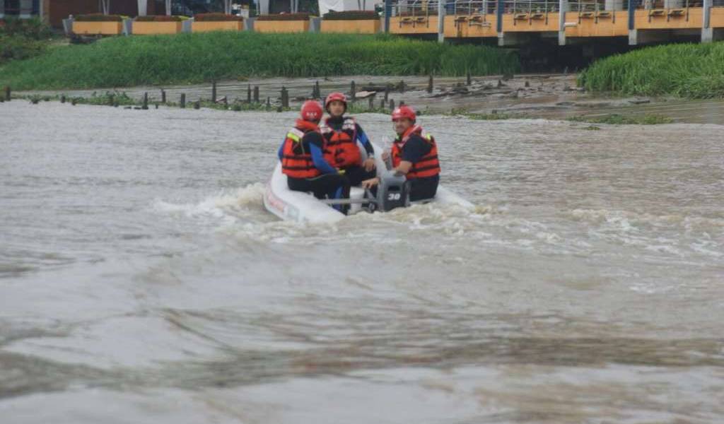 Continúan buscando al hombre desaparecido en el río Guayas tras virarse embarcación