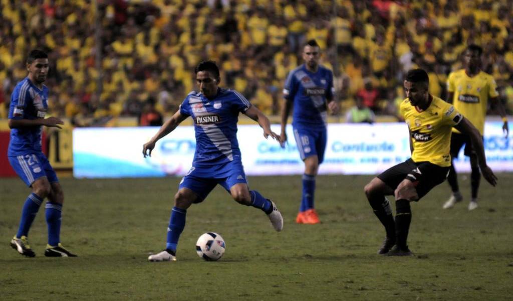 Cruz Azul oficializó la contratación de Ángel Mena
