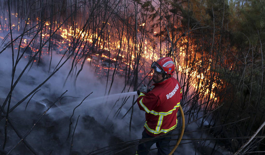Tres mil bomberos combaten 150 incendios forestales en el centro de Portugal