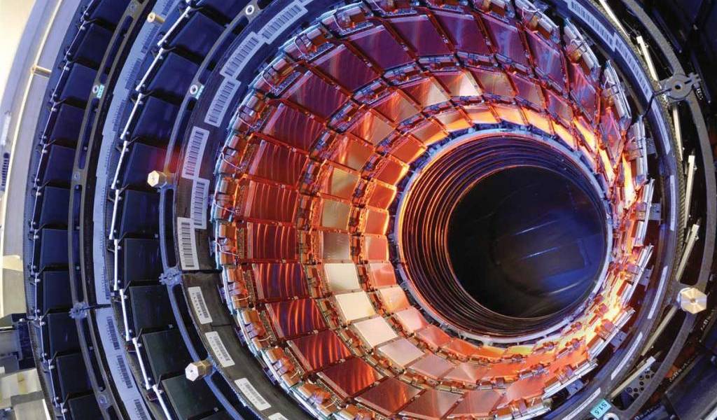 Científicos vuelven recibir datos del gran acelerador de partículas del CERN