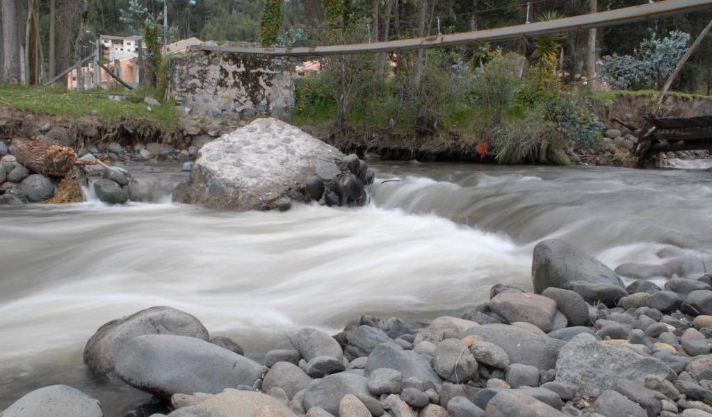 El contaminado río Machángara sorprende con origen cristalino