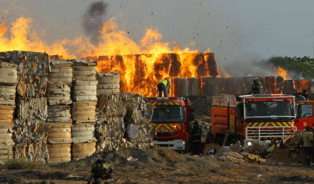 Incendio en Durán se mantiene activo en su tercer día