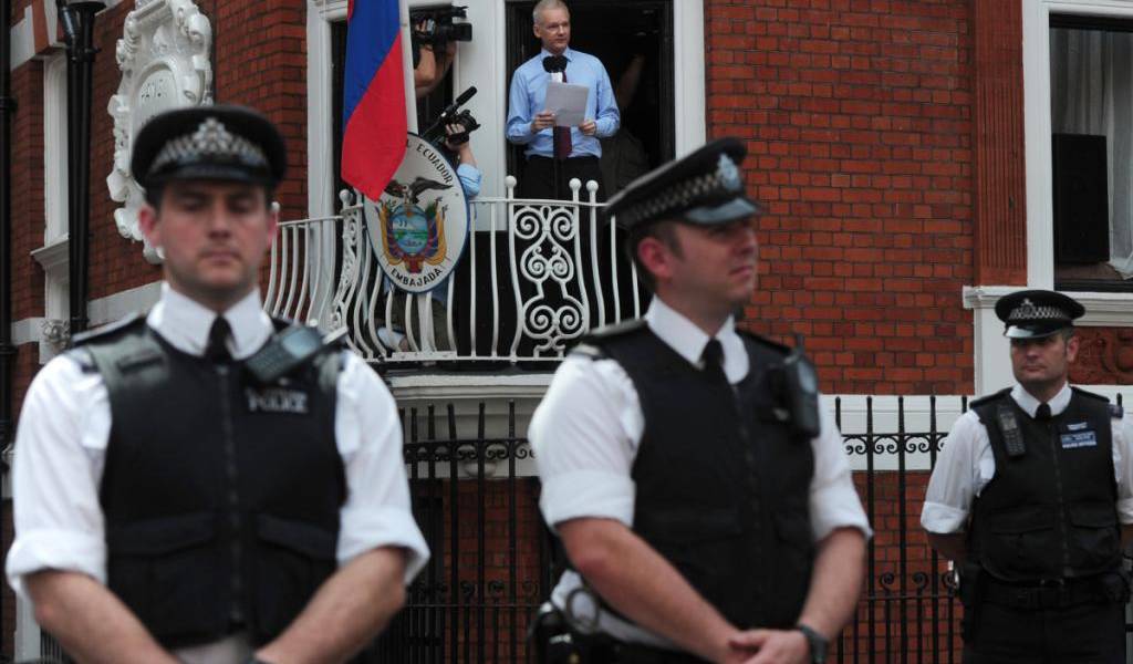 Ecuador &quot;sospecha&quot; que Reino Unido espía a Assange en su embajada en Londres