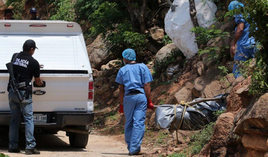 México: 9 de 116 cadáveres son exhumados de fosa cavada por Fiscalía