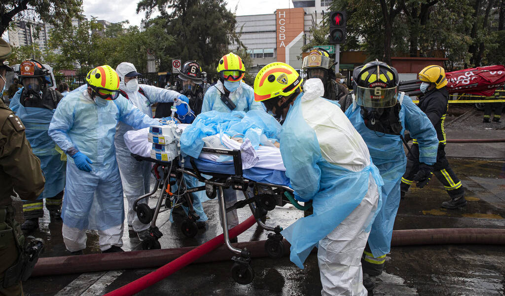 Evacúan a 350 pacientes por incendio en hospital de Chile