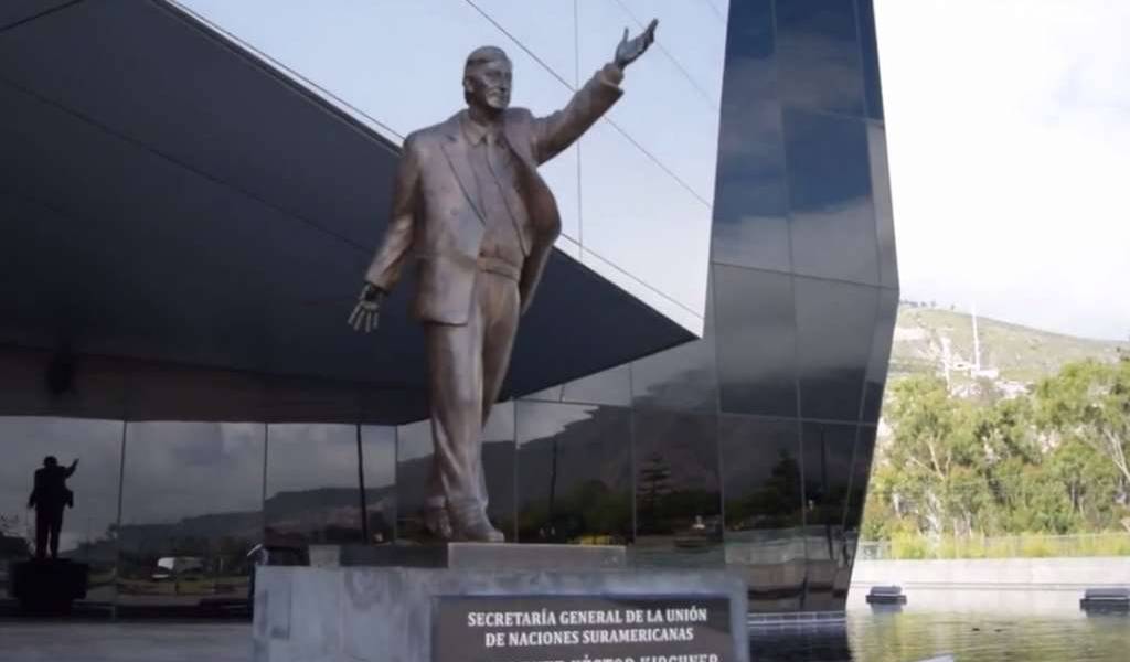 Piden retirar monumento de expresidente argentino de la Unasur