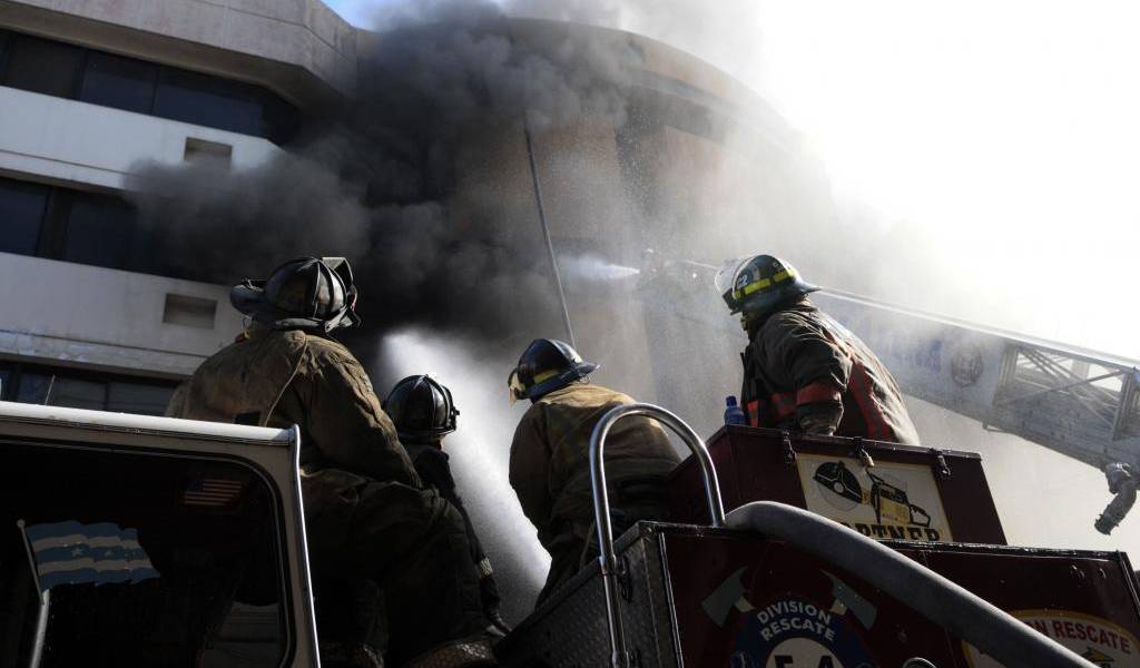 Tras seis horas de trabajo, bomberos controlan incendio en Guayaquil