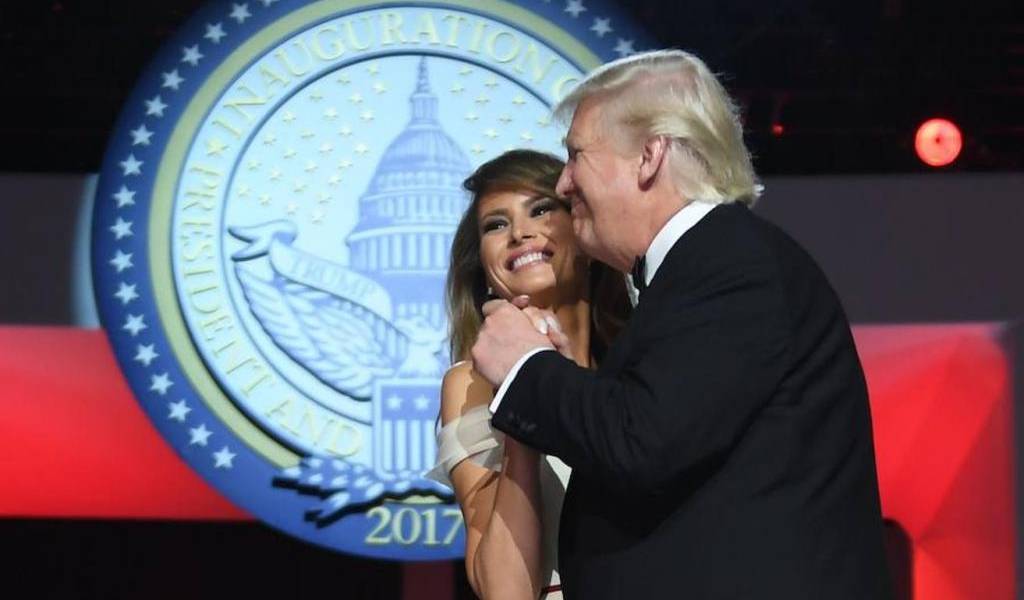 Donald Trump y Melania presumen del triunfo en su primer baile presidencial