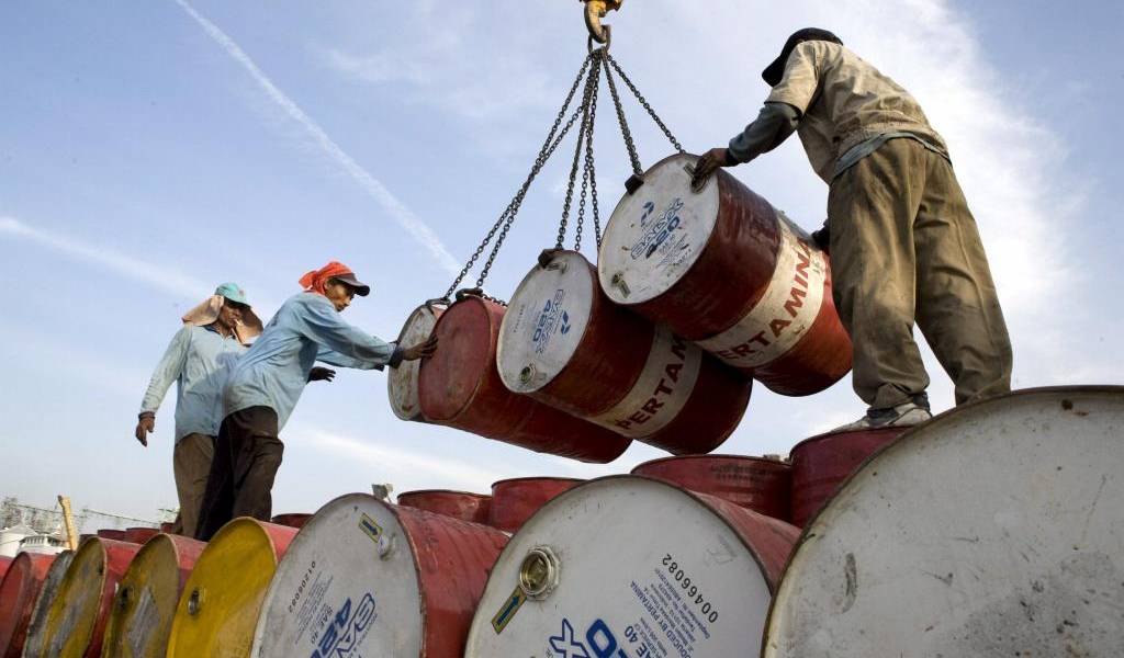 Sube algo el precio del petróleo, pero exportaciones ecuatorianas de crudo están bajando