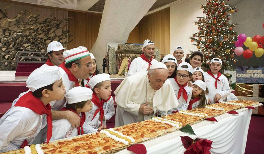 El papa Francisco celebra su cumpleaños con pizza