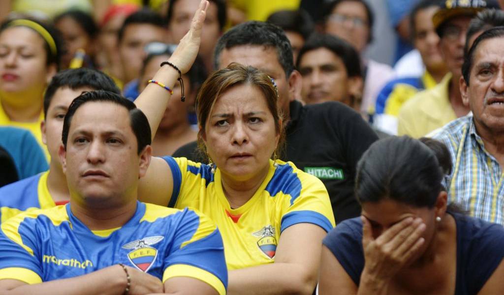 Ecuatorianos aceptan la eliminación y alaban el coraje de la Tri
